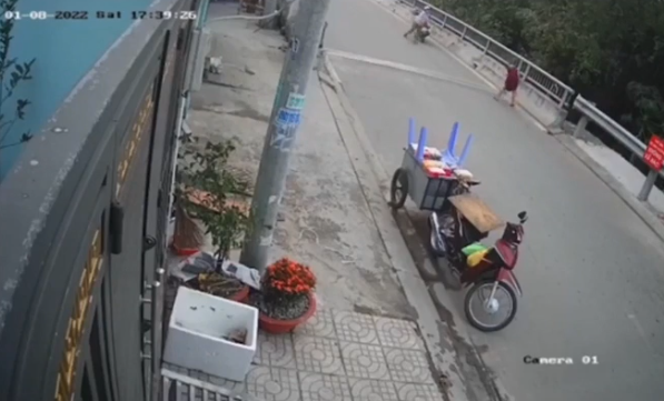Chỉ vì vài giây lơ là của mẹ, bé trai bất ngờ lao sang đường bị xe máy tông trúng - Ảnh 2.