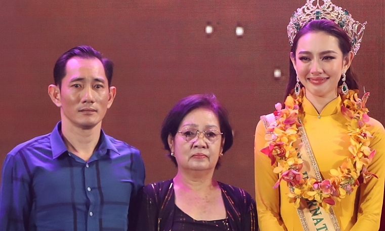 Bố Thùy Tiên xin nghỉ làm sớm để dự lễ chào mừng của con