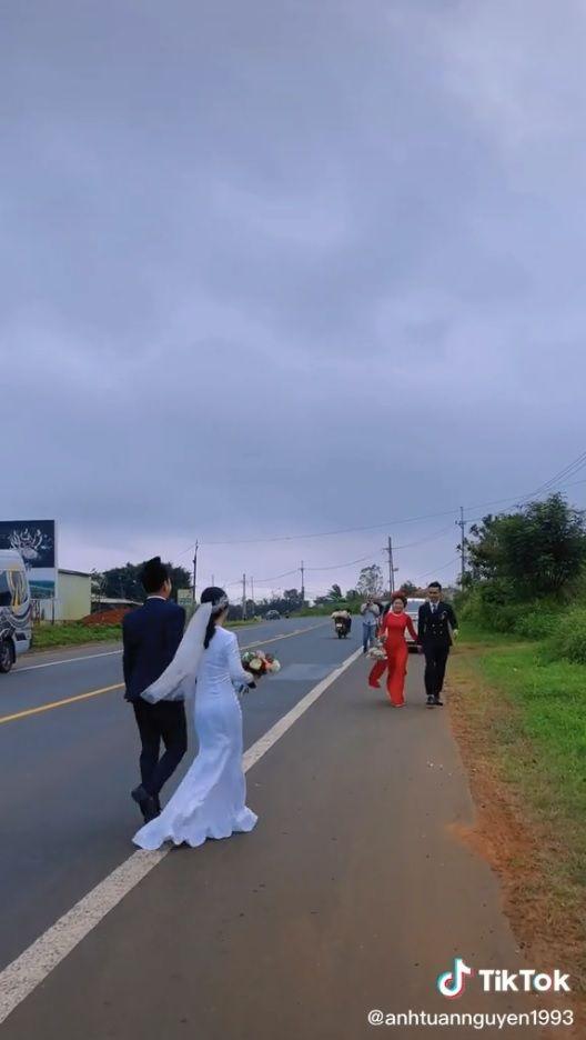Vì sao các cô dâu Việt thường đổi hoa cưới cho nhau giữa đường? - Ảnh 1. Vì sao các cô dâu Việt thường đổi hoa cưới cho nhau giữa đường? - Ảnh 1.
