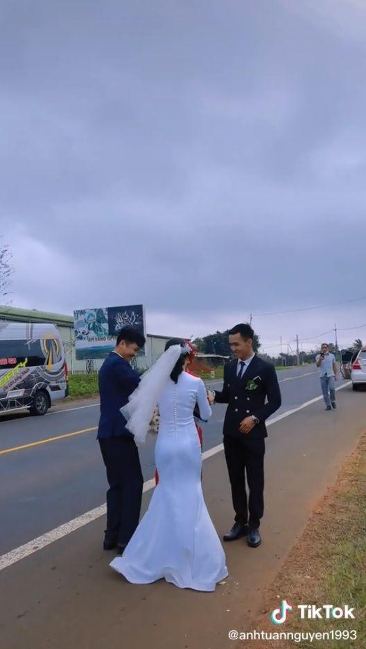 Vì sao các cô dâu Việt thường đổi hoa cưới cho nhau giữa đường? - Ảnh 2. Vì sao các cô dâu Việt thường đổi hoa cưới cho nhau giữa đường? - Ảnh 2.