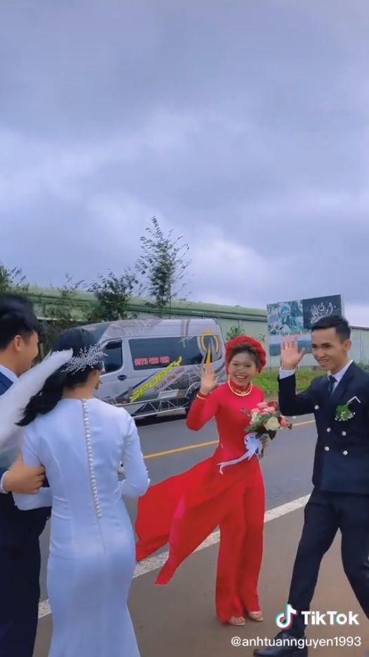 Vì sao các cô dâu Việt thường đổi hoa cưới cho nhau giữa đường? - Ảnh 3. Vì sao các cô dâu Việt thường đổi hoa cưới cho nhau giữa đường? - Ảnh 3.