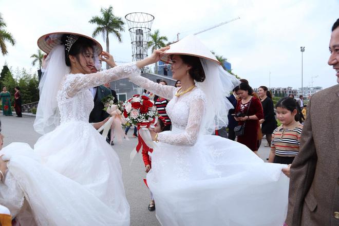 Vì sao các cô dâu Việt thường đổi hoa cưới cho nhau giữa đường? - Ảnh 9. Vì sao các cô dâu Việt thường đổi hoa cưới cho nhau giữa đường? - Ảnh 9.