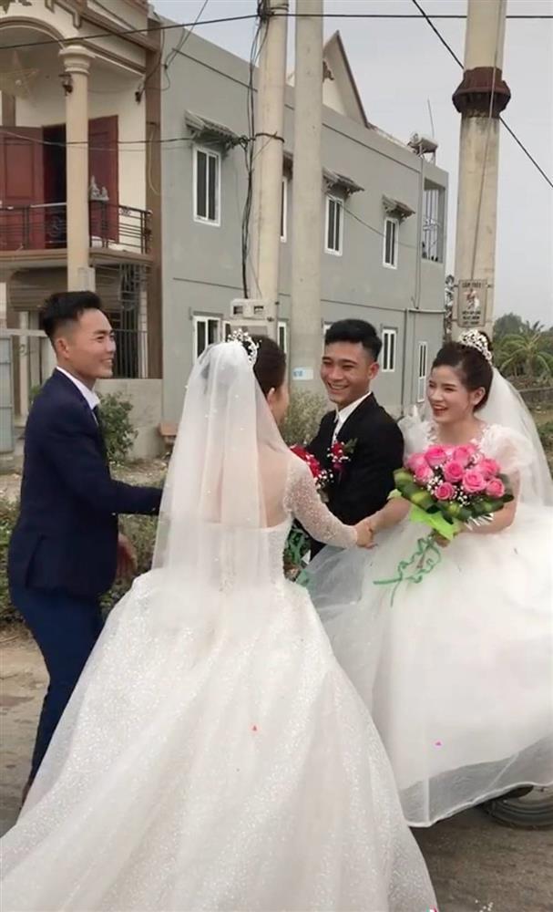 Vì sao các cô dâu Việt thường đổi hoa cưới cho nhau giữa đường? - Ảnh 10. Vì sao các cô dâu Việt thường đổi hoa cưới cho nhau giữa đường? - Ảnh 10.