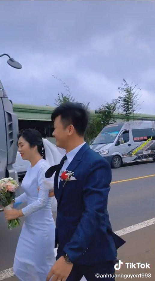 Vì sao các cô dâu Việt thường đổi hoa cưới cho nhau giữa đường? - Ảnh 4. Vì sao các cô dâu Việt thường đổi hoa cưới cho nhau giữa đường? - Ảnh 4.