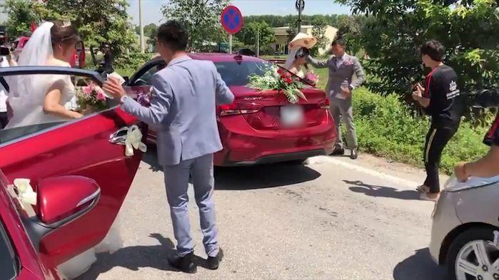 Vì sao các cô dâu Việt thường đổi hoa cưới cho nhau giữa đường? - Ảnh 5. Vì sao các cô dâu Việt thường đổi hoa cưới cho nhau giữa đường? - Ảnh 5.