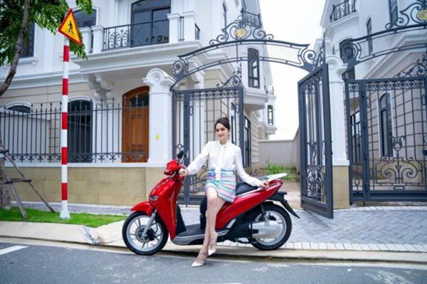 Hoa hậu chuyển giới Hương Giang khoe trọn biệt thự đắt đỏ, bên trong có cả thang máy - Ảnh 1.