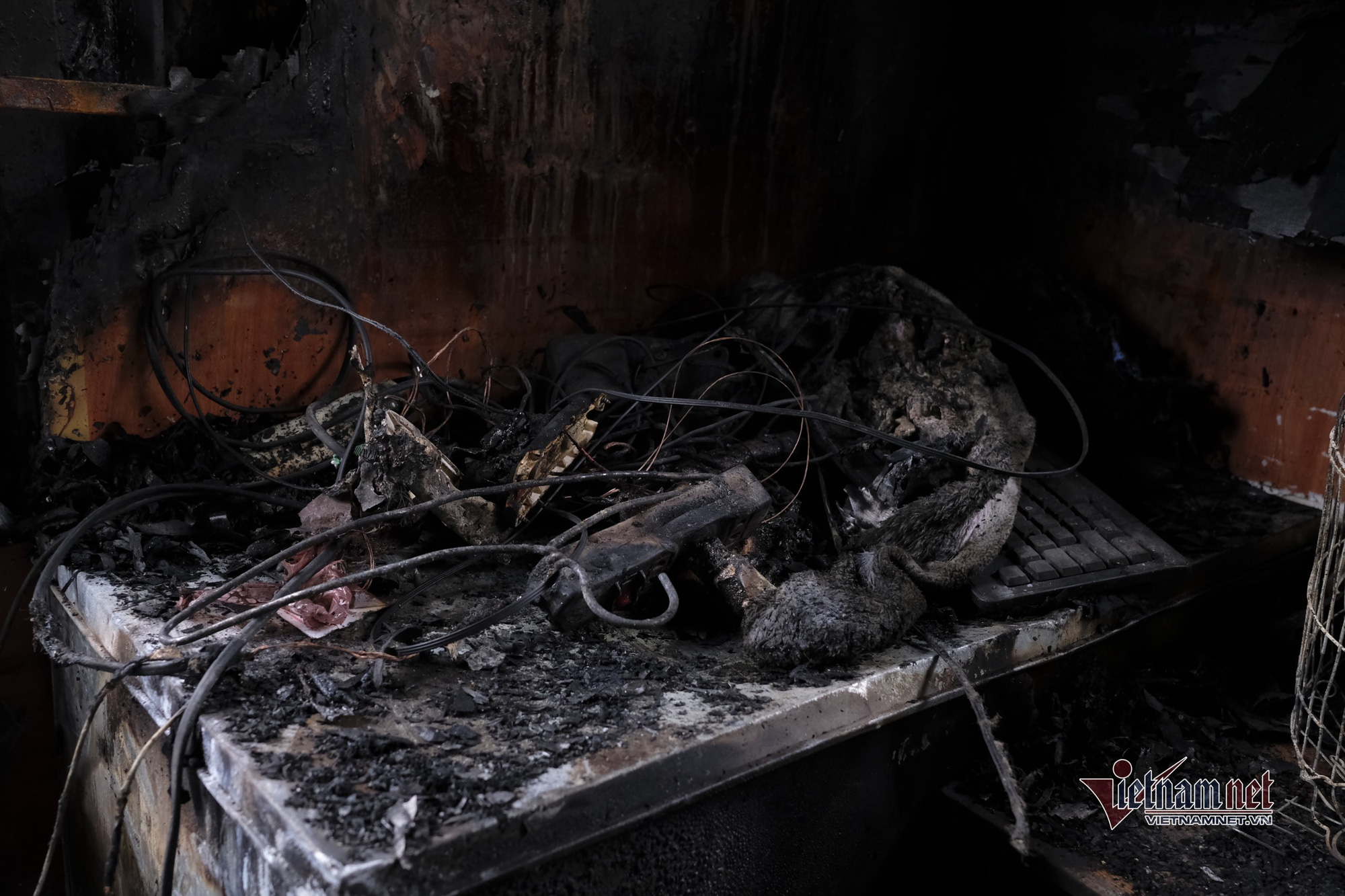 Ngổn ngang đống tro tàn trong ngôi nhà bị cháy khiến bé gái mắc kẹt - Ảnh 3.