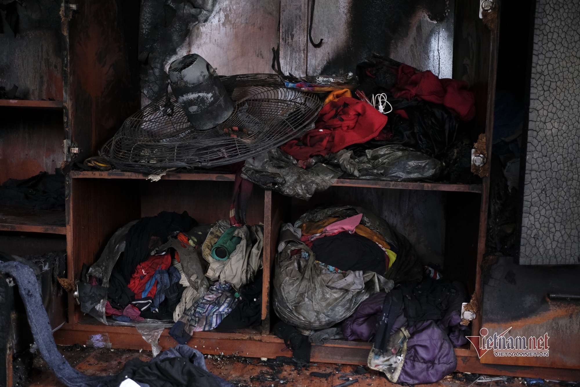 Ngổn ngang đống tro tàn trong ngôi nhà bị cháy khiến bé gái mắc kẹt - Ảnh 5.