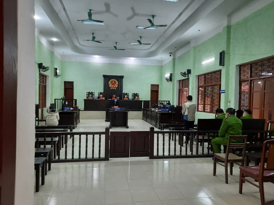 Bé 14 tuổi bị người tình của mẹ đánh tử vong, xịt nước lạnh giữa mùa đông - Ảnh 1.