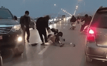 Hai người đ&agrave;n &ocirc;ng vật nhau tr&ecirc;n cầu Vĩnh Tuy sau va chạm, phương tiện &ugrave;n tắc k&eacute;o d&agrave;i - Ảnh 1.