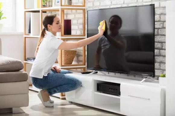 Tivi sử dụng lâu ngày bị ố bẩn màn hình? Không lau bằng nước, hãy học đúng cách, vừa lau sạch vừa không hại màn hình!