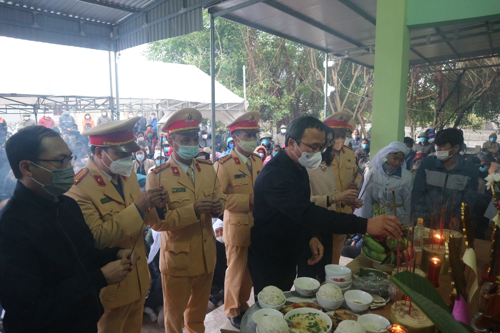 Vụ cả gia đ&igrave;nh 4 người tử nạn: Đại tang ng&agrave;y gi&aacute;p Tết - Ảnh 4.