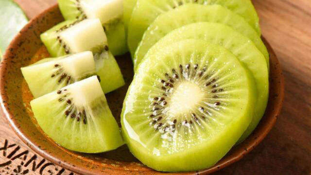 de-lam-trang-da-khi-an-kiwi-can-tranh-3-dieu-nay.jpeg