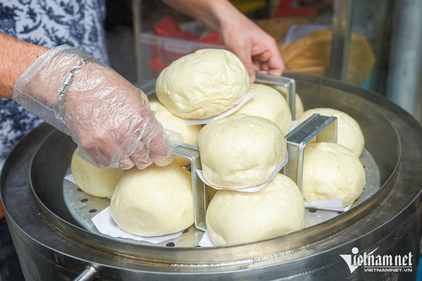 Quán bánh bao Hà Nội 30 năm tuổi 'vừa chảnh vừa đắt', khách xếp hàng dài chờ mua - Ảnh 2.