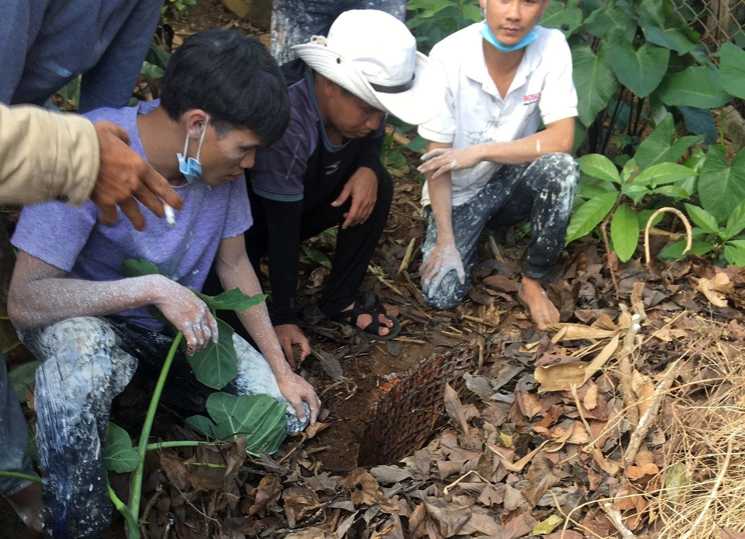 Thợ sơn cứu bé rơi giếng hoang: Cháu bằng tuổi con tôi, rất xót xa - Ảnh 1.