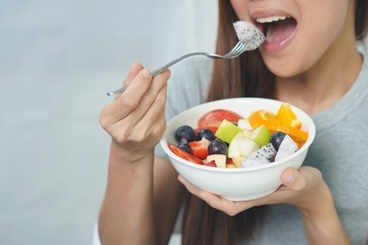 Người phụ nữ ăn trái cây để giảm cân, nào ngờ mắc bệnh tiểu đường nặng, chuyên gia cảnh báo cách ăn trái cây gây hại sức khỏe - Ảnh 2.