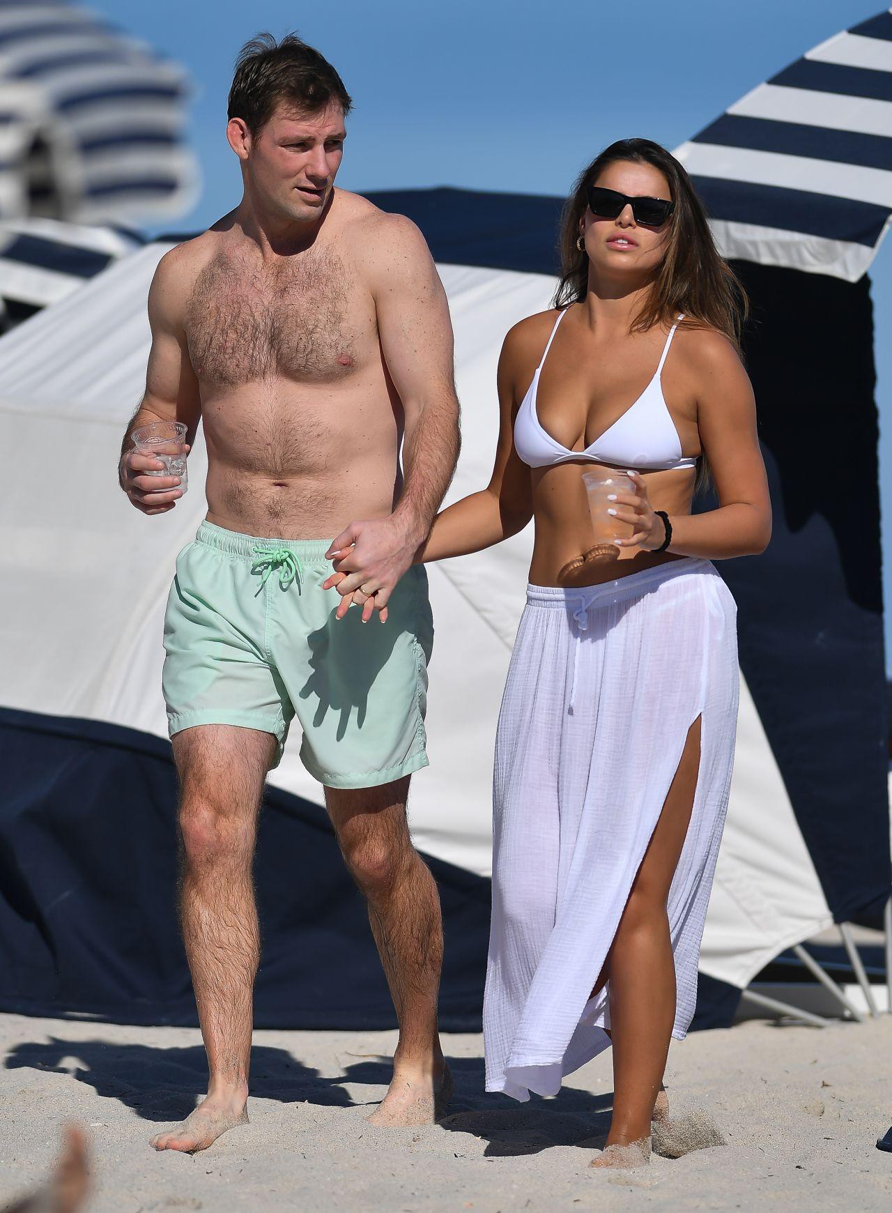 Mẫu áo tắm Brooks Nader cực nóng bỏng với bikini ở biển - Ảnh 25.
