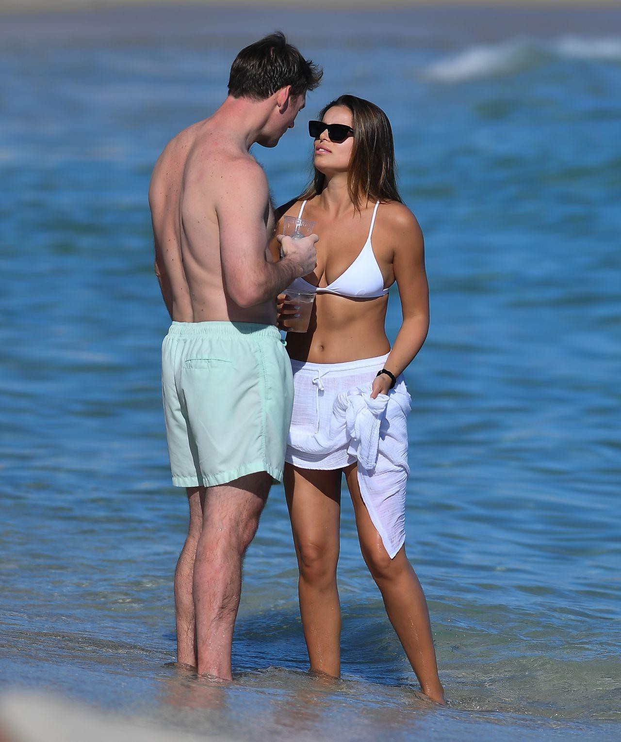 Mẫu áo tắm Brooks Nader cực nóng bỏng với bikini ở biển - Ảnh 7.