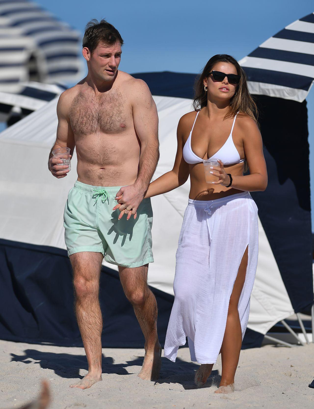 Mẫu áo tắm Brooks Nader cực nóng bỏng với bikini ở biển - Ảnh 5.