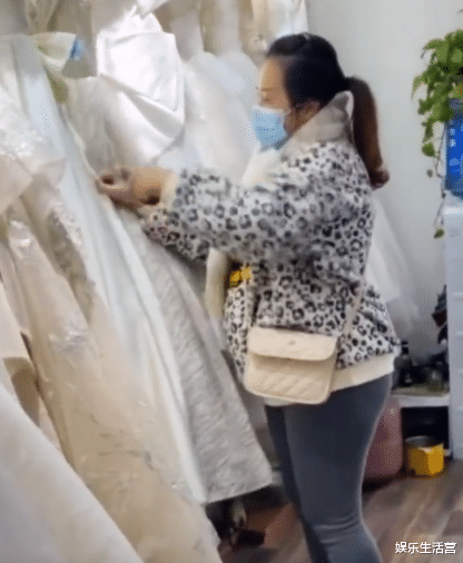 Người phụ nữ dùng kéo cắt nát 32 bộ váy cưới gây thiệt hại hơn 350 triệu, nguyên nhân khiến dân mạng không thể chấp nhận được - Ảnh 1.
