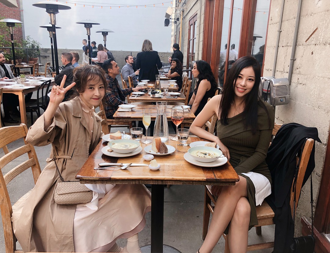 Mỹ nh&acirc;n từ bỏ nghiệp diễn để cưới người cưỡng hiếp m&igrave;nh: 32 năm sống như n&ocirc; lệ, U60 lột x&aacute;c visual t&aacute;i xuất m&agrave;n ảnh - Ảnh 7.