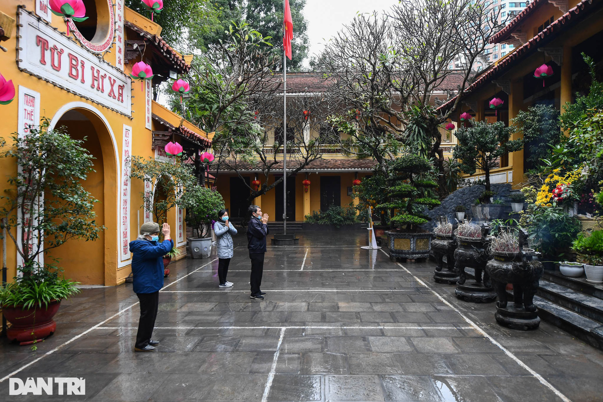 Người dân Thủ đô đội mưa đi lễ chùa trong ngày rằm cuối cùng năm Tân Sửu - Ảnh 2.