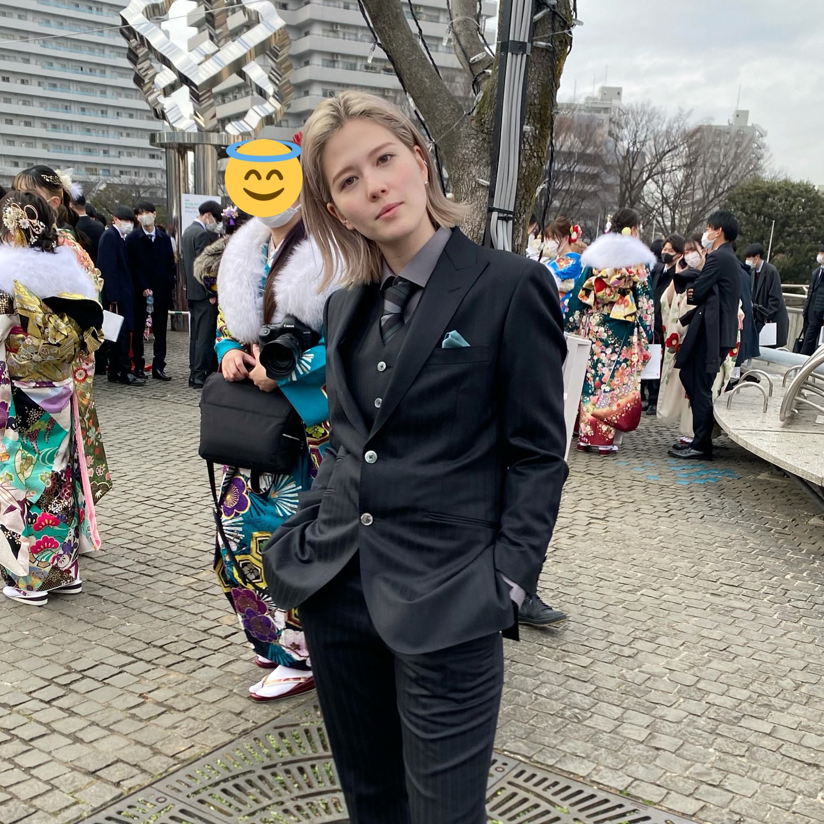 Cô gái Nhật Bản diện suit đen cực ngầu nhân dịp lễ trưởng thành, vẻ đẹp phi giới tính khiến CĐM phát sốt - Ảnh 1.