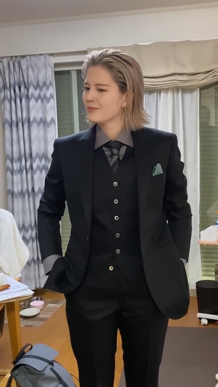 Cô gái Nhật Bản diện suit đen cực ngầu nhân dịp lễ trưởng thành, vẻ đẹp phi giới tính khiến CĐM phát sốt - Ảnh 6.