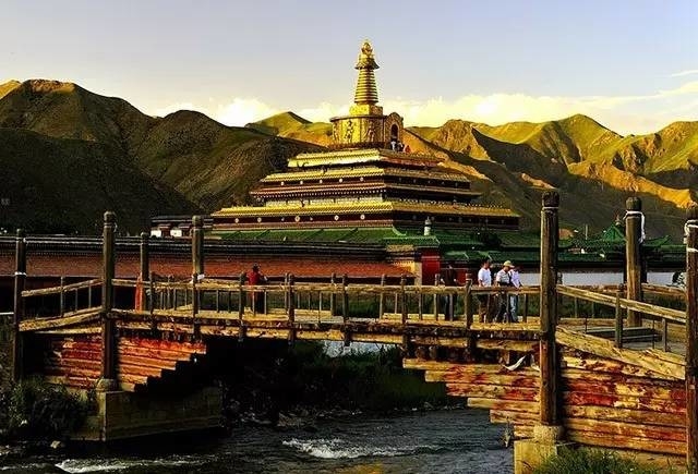 Khám phá tu viện hơn 300 tuổi được mệnh danh là “Trường học Tây Tạng của thế giới” ở Tây Tạng. - Ảnh 1.
