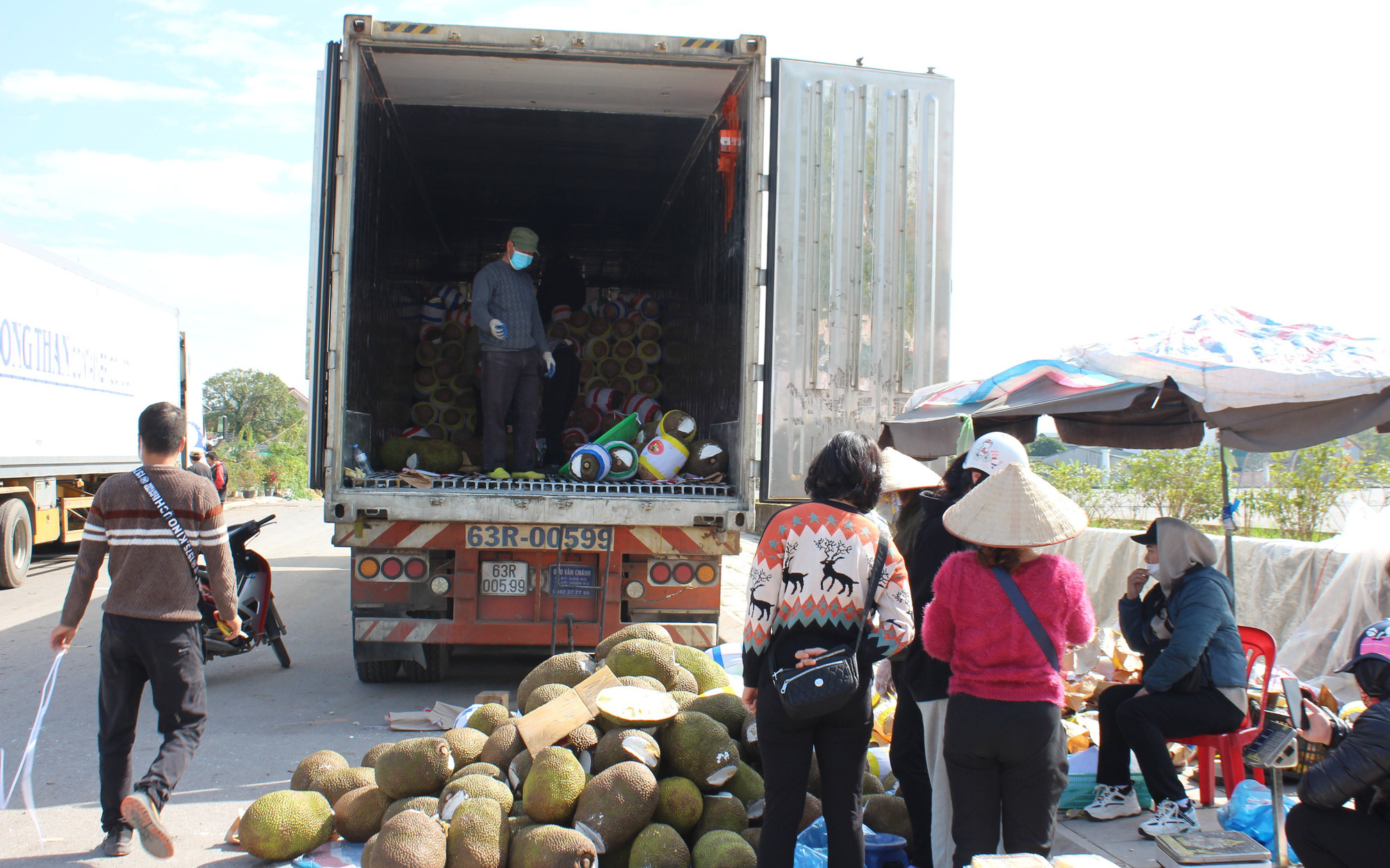 Quảng Ninh: Cận cảnh những chuyến xe 'giải phóng' Mít Thái ở vùng biên