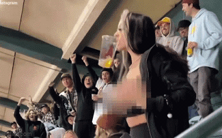 Khoe ngực trần lộ liễu ở khán đài sân vận động, người phụ nữ gây náo loạn ầm ĩ