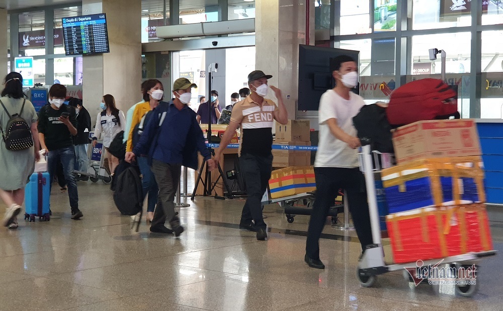 Hình ảnh bất ngờ ở sân bay Tân Sơn Nhất ngày cận Tết - Ảnh 4.