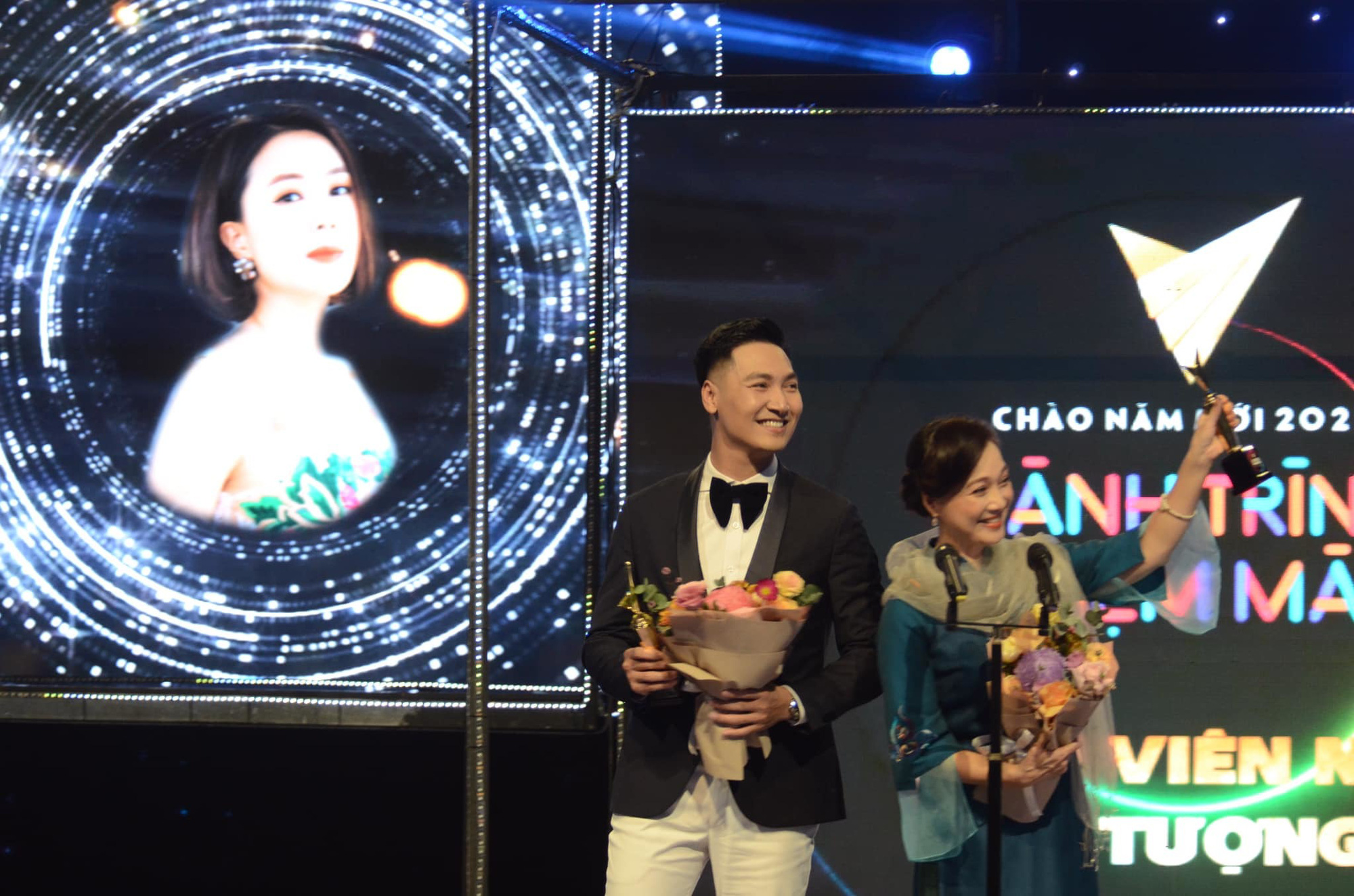 Mạnh Trường nhận giải "Nam diễn viên ấn tượng", Hồng Diễm vắng mặt