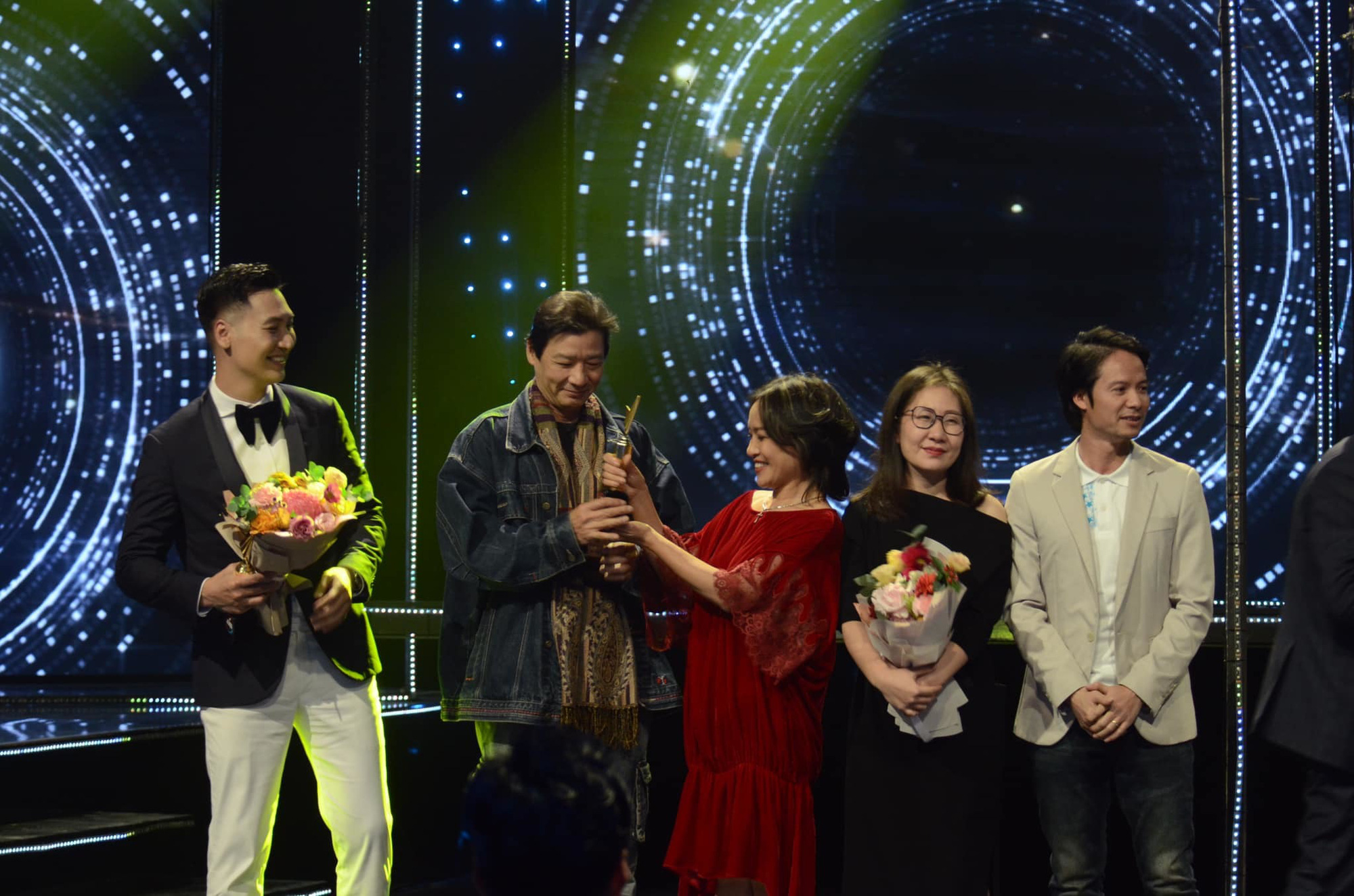 Mạnh Trường nhận giải 'Nam diễn viên ấn tượng', Hồng Diễm vắng mặt - Ảnh 4.