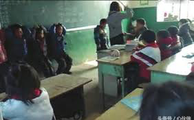 Giáo viên chủ nhiệm dọa treo học sinh lên quạt trần, bắt cả lớp cô lập 3 em chỉ vì quên vở - Ảnh 1.