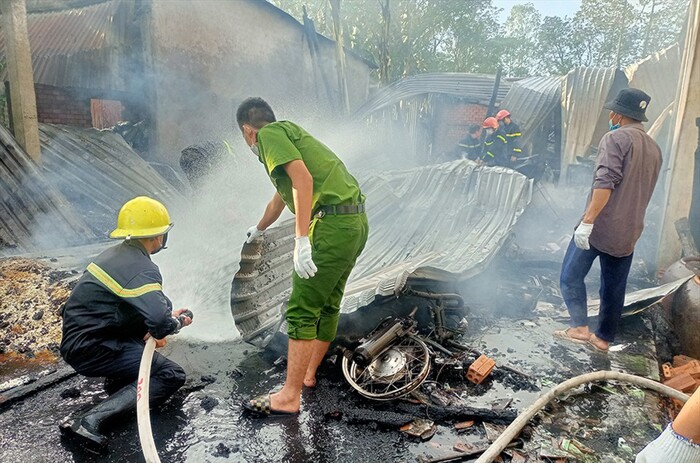 Thanh niên say xỉn phóng hỏa đốt nhà mẹ ruột - Ảnh 2.