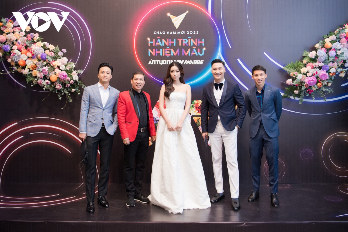 Khả Ngân sát cánh cùng Thanh Sơn tại VTV Awards 2021 - Ảnh 11.