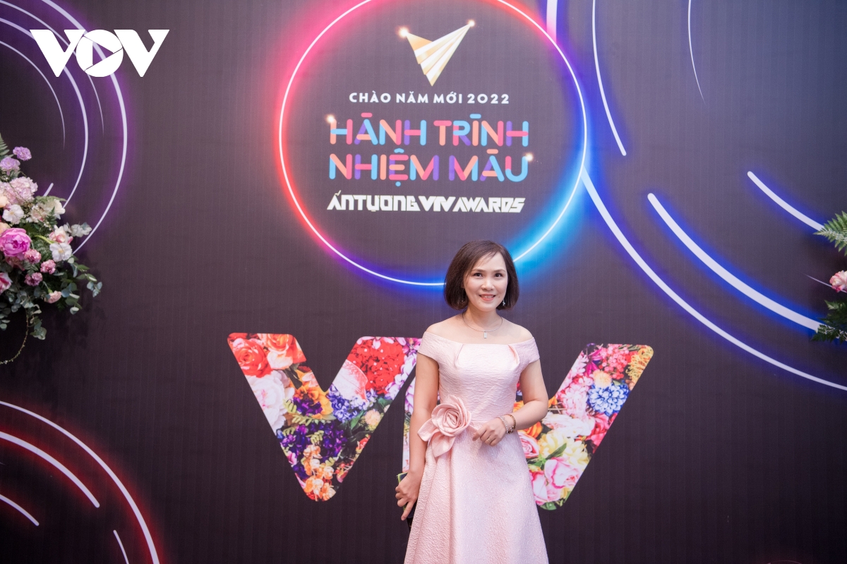 Khả Ngân sát cánh cùng Thanh Sơn tại VTV Awards 2021 - Ảnh 6.