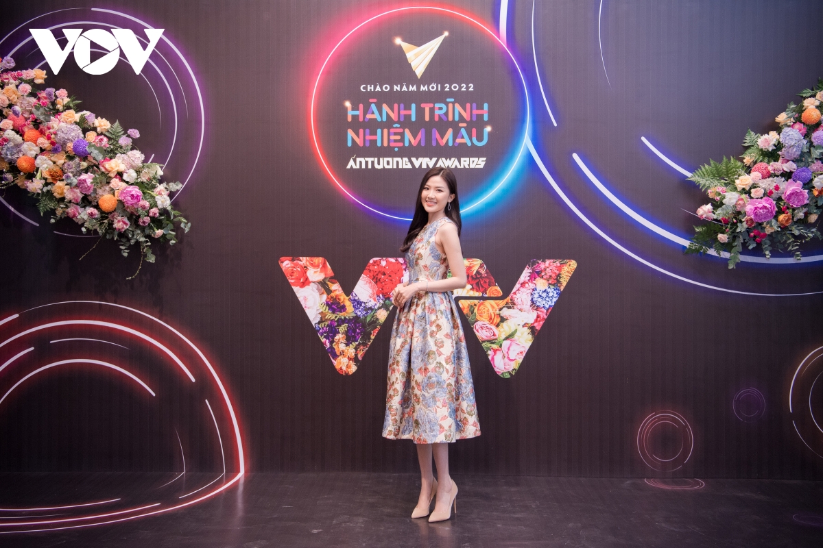 Khả Ngân sát cánh cùng Thanh Sơn tại VTV Awards 2021 - Ảnh 4.