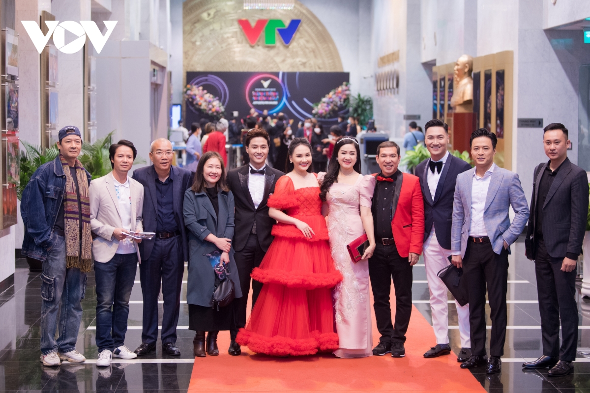 Khả Ngân sát cánh cùng Thanh Sơn tại VTV Awards 2021 - Ảnh 1.