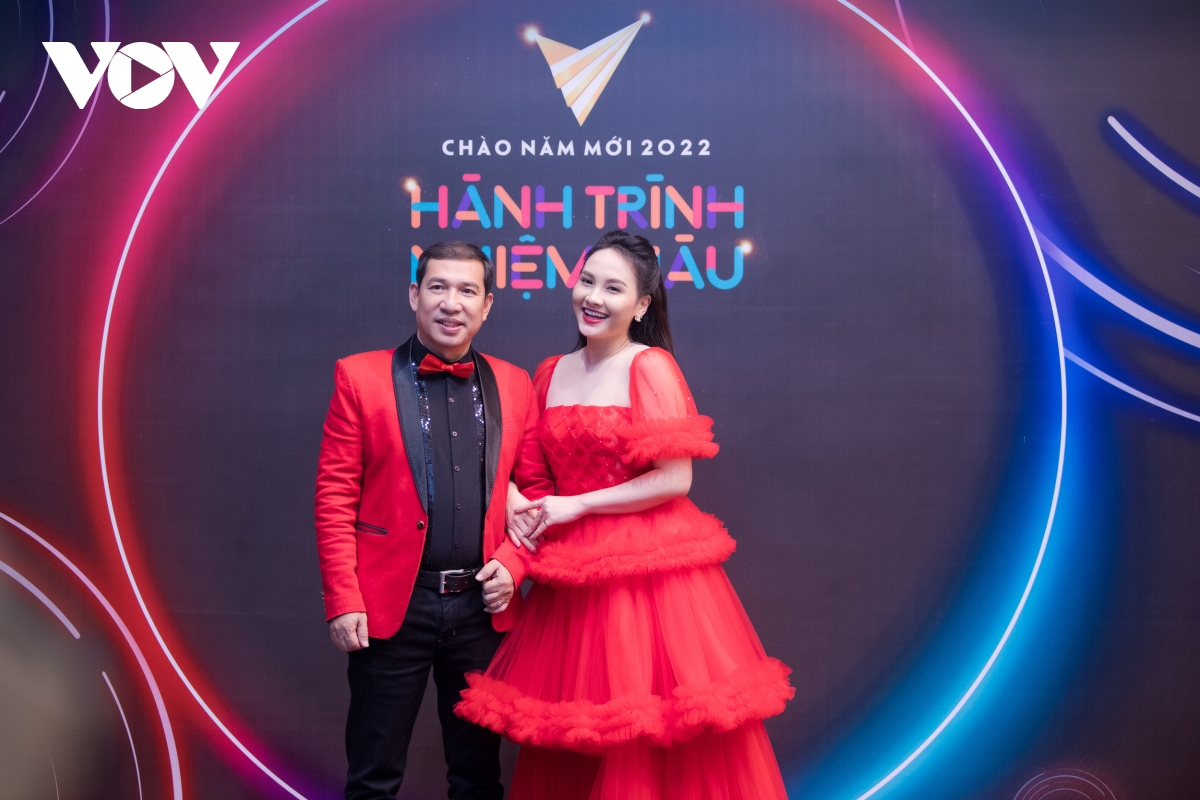 Khả Ngân sát cánh cùng Thanh Sơn tại VTV Awards 2021 - Ảnh 3.