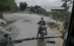 Thấy dòng nước dữ chắn ngang đường, tài xế xe tải có hành động khiến tất cả vỗ tay - Ảnh 1. Thấy dòng nước dữ chắn ngang đường, tài xế xe tải có hành động khiến tất cả vỗ tay - Ảnh 1.