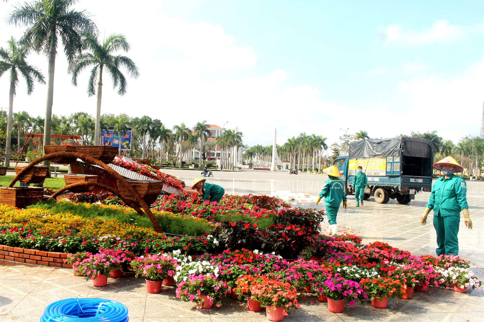 Thực hư hình ảnh "phản cảm" ở nơi trưng bày hoa Xuân Quảng Nam - Ảnh 2. Thực hư hình ảnh "phản cảm" ở nơi trưng bày hoa Xuân Quảng Nam - Ảnh 2.