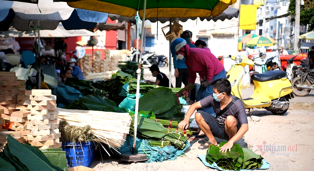 Chợ lá dong nổi tiếng Sài thành, nằm vỉa hè hóng một mùa Tết lịch sử - Ảnh 3.