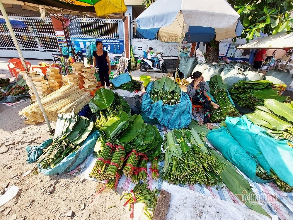 Chợ lá dong nổi tiếng Sài thành, nằm vỉa hè hóng một mùa Tết lịch sử - Ảnh 1.