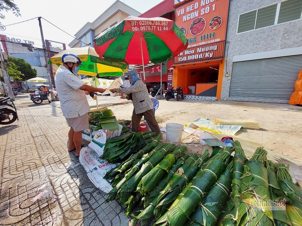 Chợ lá dong nổi tiếng Sài thành, nằm vỉa hè hóng một mùa Tết lịch sử - Ảnh 4.