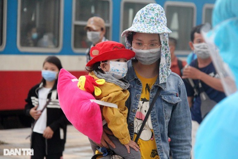 Tin sáng 24/1: Nhiều sản phụ F0 chưa tiêm vaccine chuyển nặng ở Hà Nội; hình ảnh &quot;nghẹn thở&quot; ở sân bay Tân Sơn Nhất chiều cuối năm - Ảnh 11.