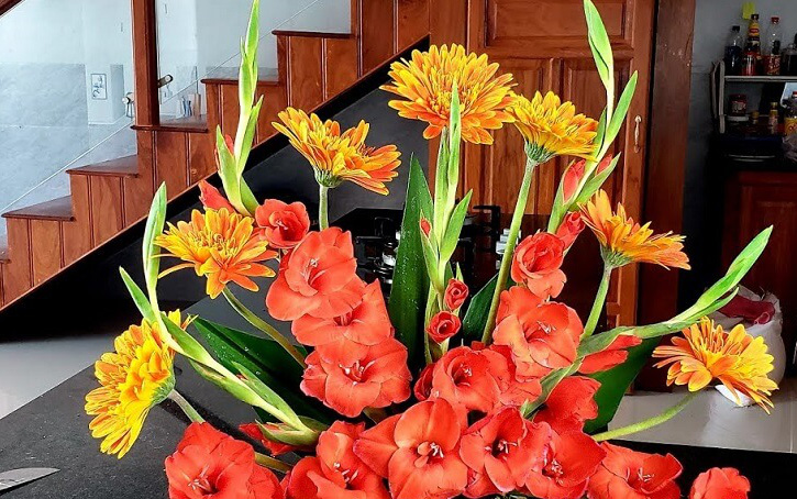 Cách cắm hoa lay ơn sang trọng trong phòng khách, nở đẹp, tươi lâu suốt chục ngày Tết