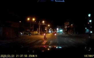 Vượt đèn đỏ ngay trước mặt CSGT, thanh niên gây hoạ nghiêm trọng sau đó vài giây - Ảnh 1.