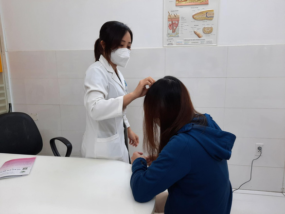 Tin sáng 24/1: Nhiều sản phụ F0 chưa tiêm vaccine chuyển nặng ở Hà Nội; hình ảnh &quot;nghẹn thở&quot; ở sân bay Tân Sơn Nhất chiều cuối năm - Ảnh 5.